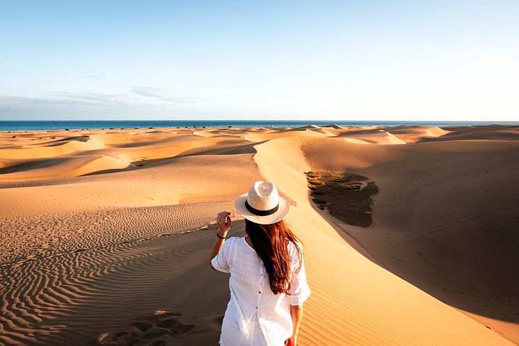 spain-gran-canaria-oman-exploring-dunes-1310170841-full