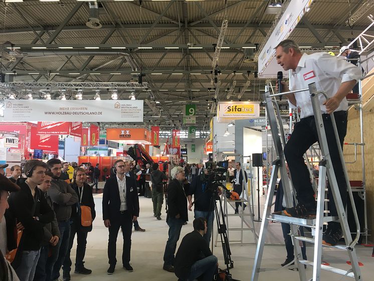 Auf der kommenden DACH+HOLZ International 2020 Jahr heißt es bei Der Zimmermann und DDH Das Dachdeckerhandwerk: „Augen und Ohren auf für Ihre Sicherheit!“