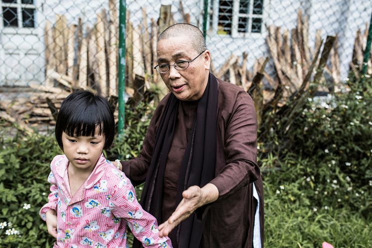 Thích Nu Minh Tú, buddhistnunnan som kämpar för barn 