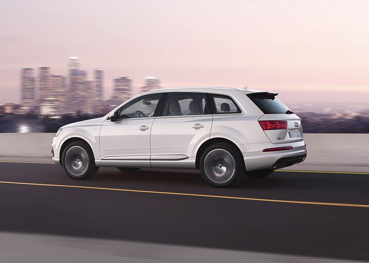 Q7 white side