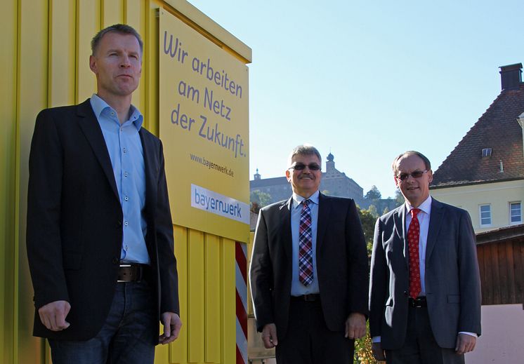 Foto: vl. Im Netzcenter Kulmbach haben Netzbauleiter Thomas Balzar, Netzdiensteleiter Konrad Walter und der für die Region Oberfranken verantwortliche Edgar Müller die aktuellen Maßnahmen in der Region vorgestellt.