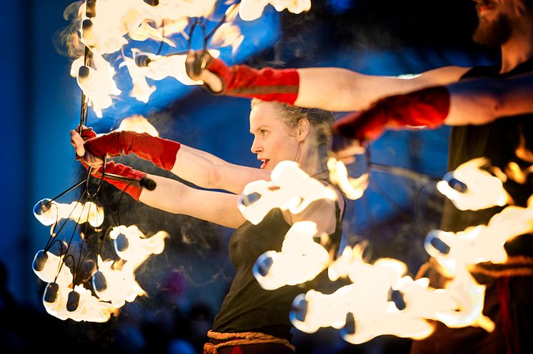 Magisk eldshow i världsklass med Eldfågel klockan 16 och 17.