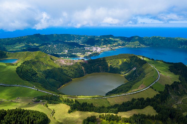 DEST_PORTUGAL_AZORES_SAO MIGUEL_LAKE OF SETE CIDADES_GettyImages-869073826_Universal_Within usage period_46795.jpg