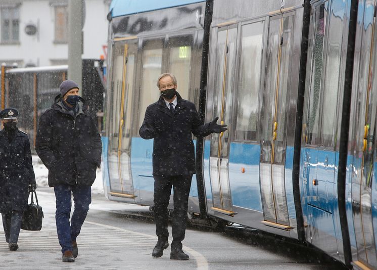 Kronprinsen besøker ansatte i Sporveien, på Holtet trikkebase, og får fremvist en av Oslos nye trikker