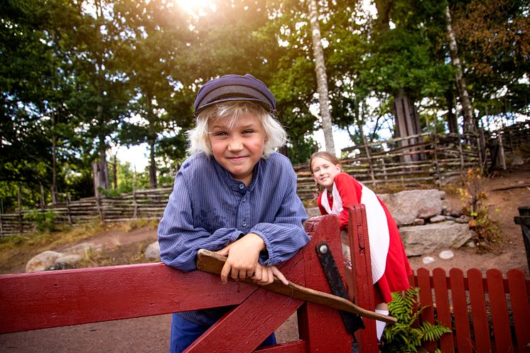 Emil och ida på staket liggande