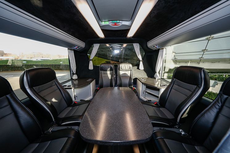 Scania Interlink HD 12,40 Meter mit Lounge-Ecke und Konferenztisch