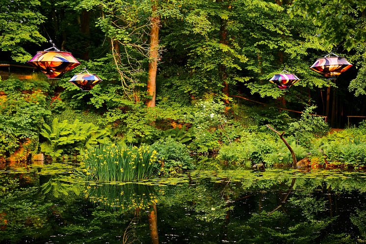 Purple Path_Zwönitz_Color Floating_Die Installation erinnert an Sommerfeste unter Laternen_Fotografin Daniela Schleich.JPG