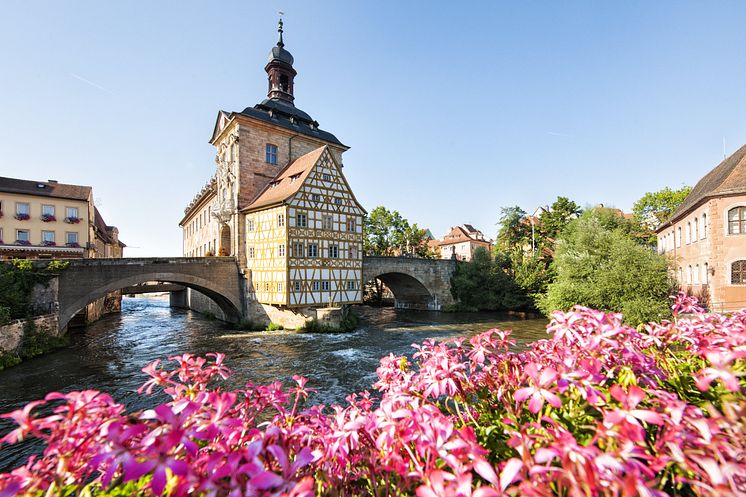 Bamberg_Altes_Rathaus_mit_Rathausbr├╝cke,_UNESCO_Welterbe_1.jpg