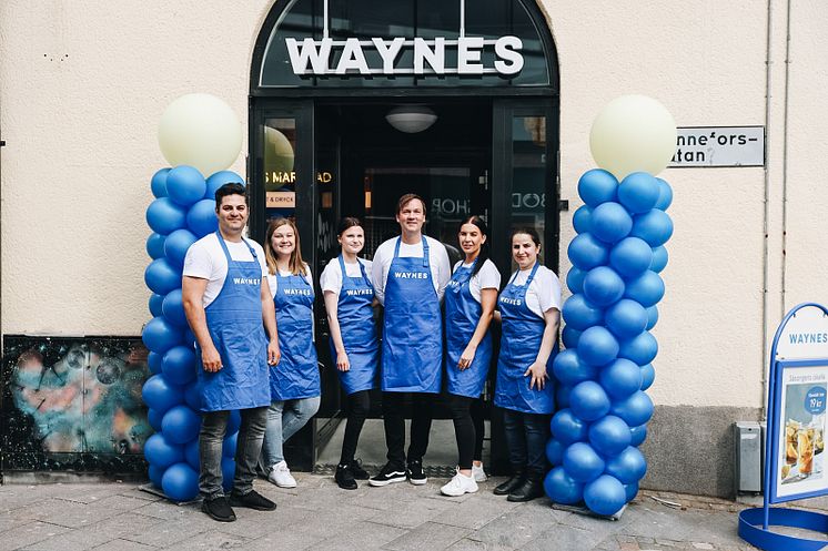 Waynes VD Mats Hörnell tillsammans med medarbetare på nyöppnade Waynes i Linköping