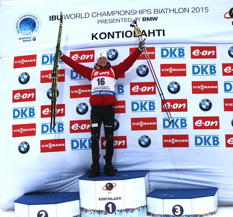 Johannes Thingnes Bø på pallen etter sprinten, VM Kontiolahti 2015