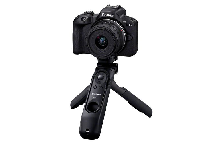 Canon EOS R50_Black_FrontSlantLeft_RF-S18-45mm(BK)_HG-100TBR
