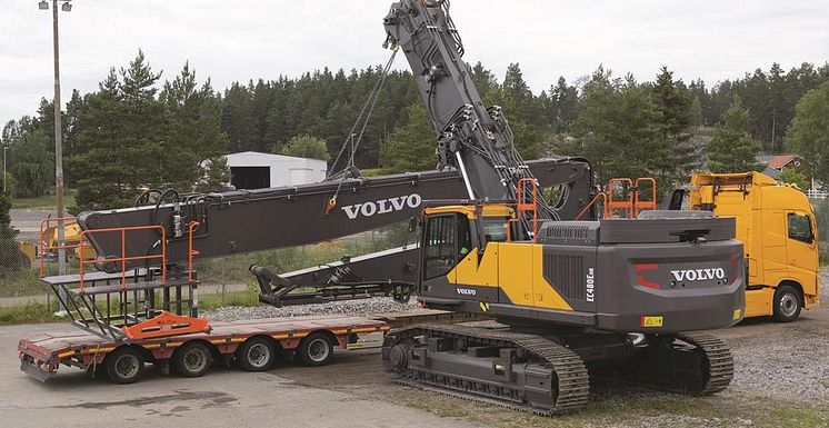 Volvo EC480E High Reach lastar en rivningsbom