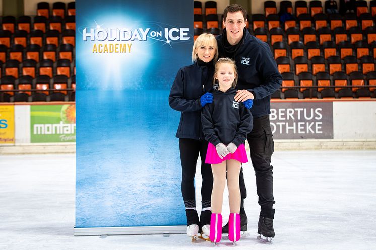 Hamburger Nachwuchstalent EstherVivienneHamer trainiert mit HOLIDAY ON ICE Gaststars Aljona Savchenko und Bruno Massot