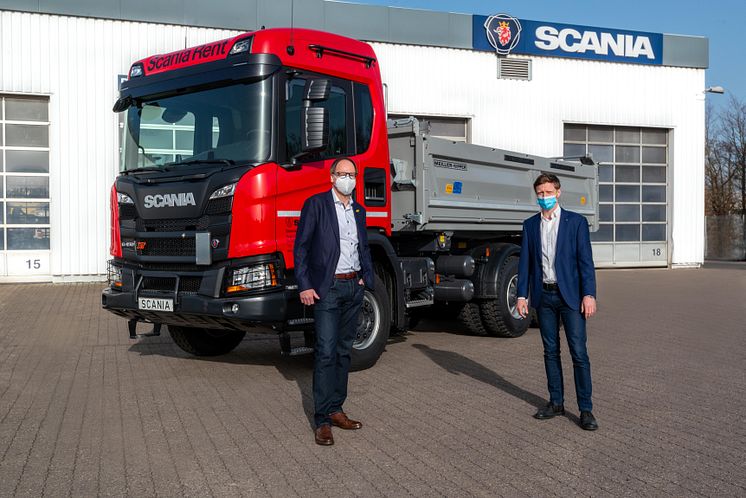 Herr Bareth, OEM Account Manager MEILLER und Marius Leder, Leiter Scania Rent Deutschland und Österreich (v.l.) bei der Übergabe.