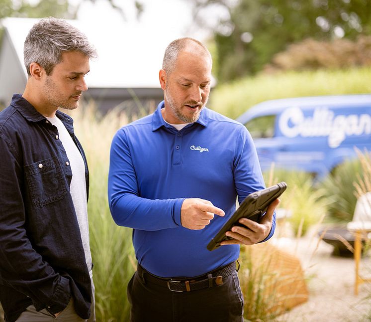 Culligan Techniker erklärt etwas auf Tablet