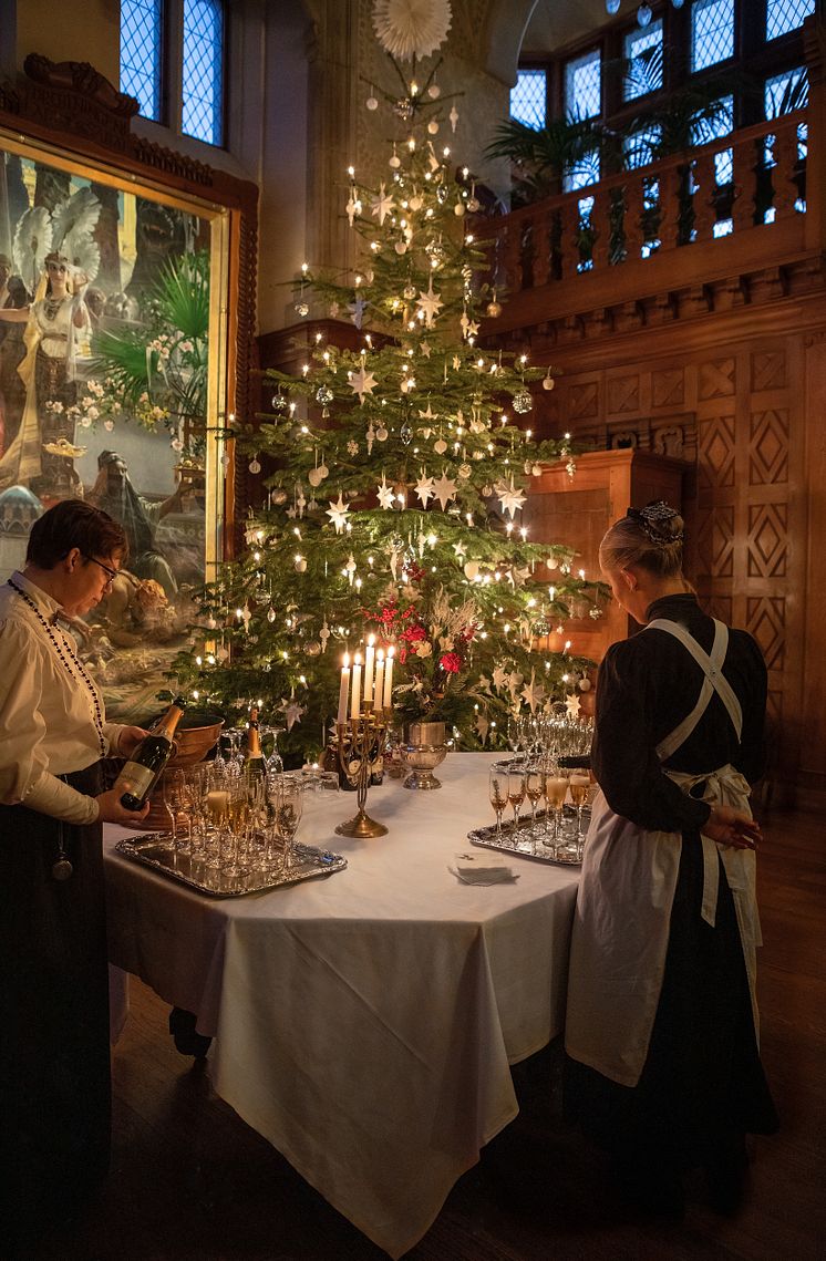 Välkomstdrink serveras i slottshallen före julmiddagen
