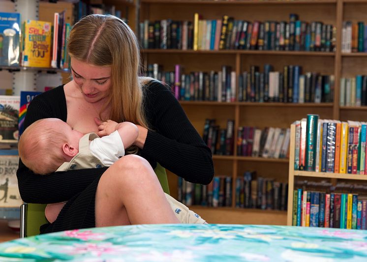 lucy-breastfeeding-ashton-in-the-library-at-gamlingay-eco-hub-landscape