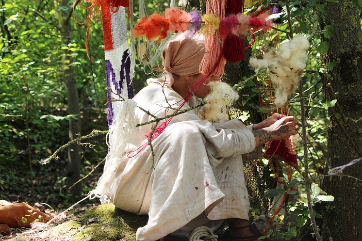 Linnéa Sjöberg, Vikingakvinnan - växtfärgning, 2018. Performance, tio dagar, Santarcangelofestivalen, Italien.