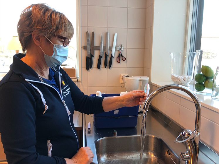 Maria Röjder provtar vatten.jpg