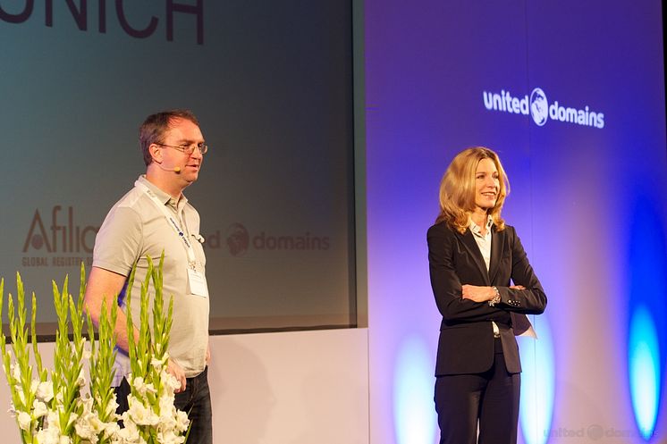 newdomains 2013 - Jordyn Buchanan (Google Inc.) mit Melina Crane