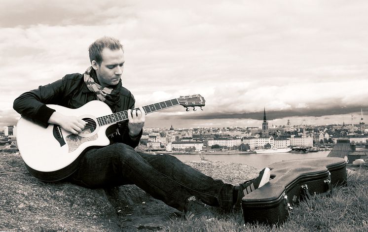 Musikern Johan Häglerud med gitarr