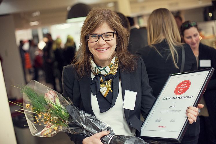 Åsa Elm, kommunikationschef MTR mottar pris för Årets nyhetsrum 2014, kategori Transport