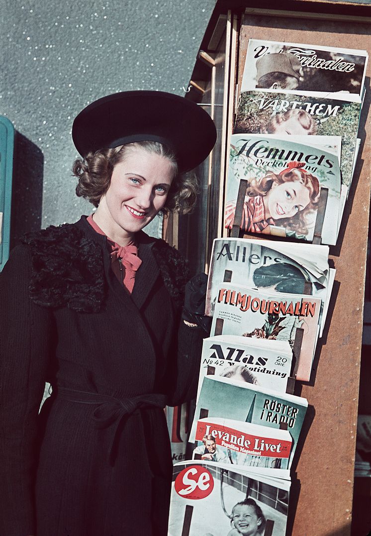 Folkhemmets mode. I veckomagasinen skrevs spaltmeter om filmstjärnor, mode och glamour och där gavs också handfasta tips om hur man själv kunde sy det senaste modet. Foto från 1941. Foto: Gunnar Lundh, © Nordiska museet.