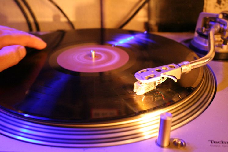 Skivspelare med en grammofonskiva som scratschas