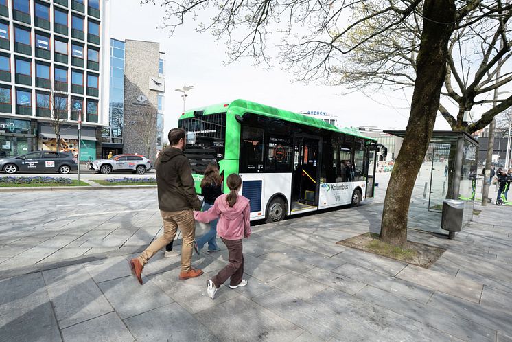 Selvkjorende_buss_i_Stavanger_VY_03955_1920_Foto_Tore_Bjorback_Amblie