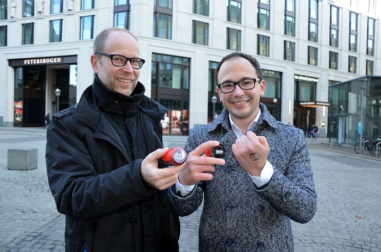 Clemens Schülke und Robin Spanke präsentieren die Stempel für den 2G-Nachweis