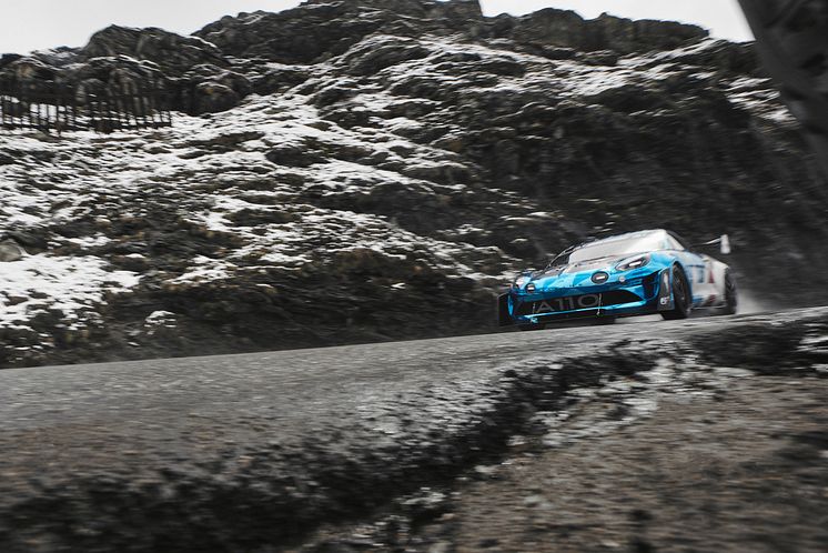 Alpine_A110_Pikes_Peak_heading_for_the_summits (2)