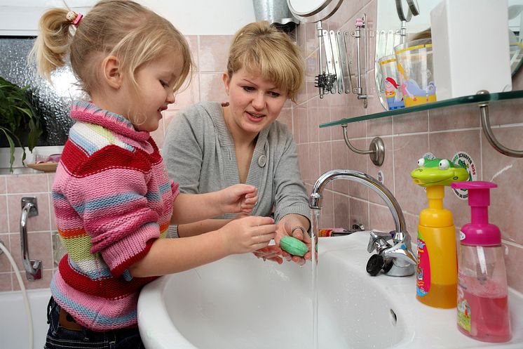 Händewaschen nicht vergessen, Mädchen mit Mutter
