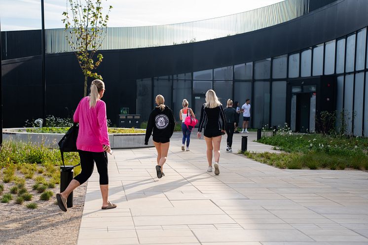 De første gæster ankommer i multihallen