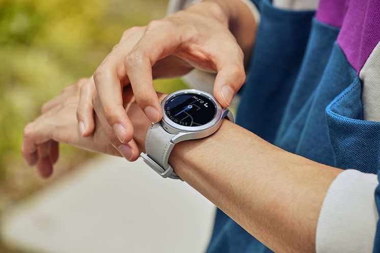 7. Galaxy Watch4_Lifestyle_Google Maps.jpg