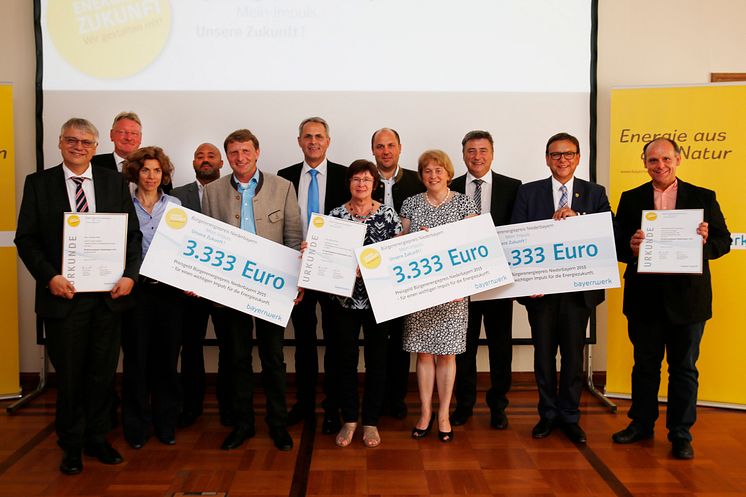 Foto: Die Gewinner des Bürgerenergiepreises Niederbayern 2015.