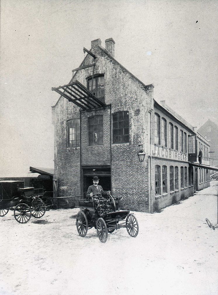 Østerdølen Paul Henning Irgens i sin egen bil fra 1898. Dessverre lyktes han ikke med å bygge noen fabrikk for serieproduksjon. Det ble med to biler. 