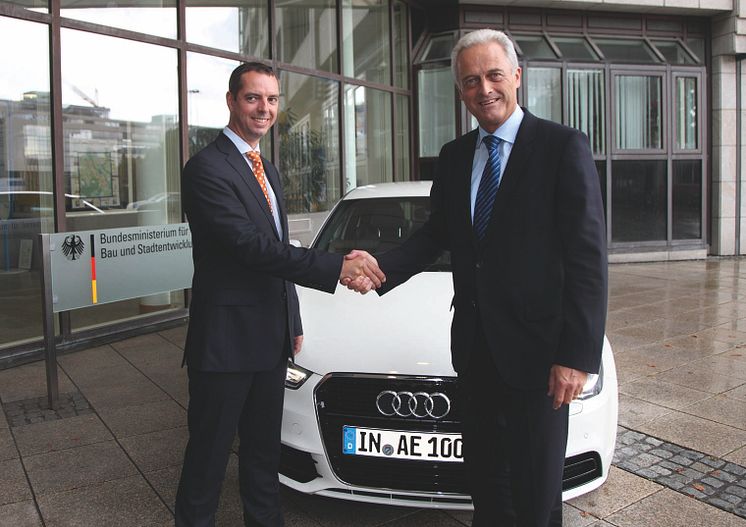 Dr. Peter Ramsauer, Tysklands transportminister, inför premiärturen med Audi A1 e-tron