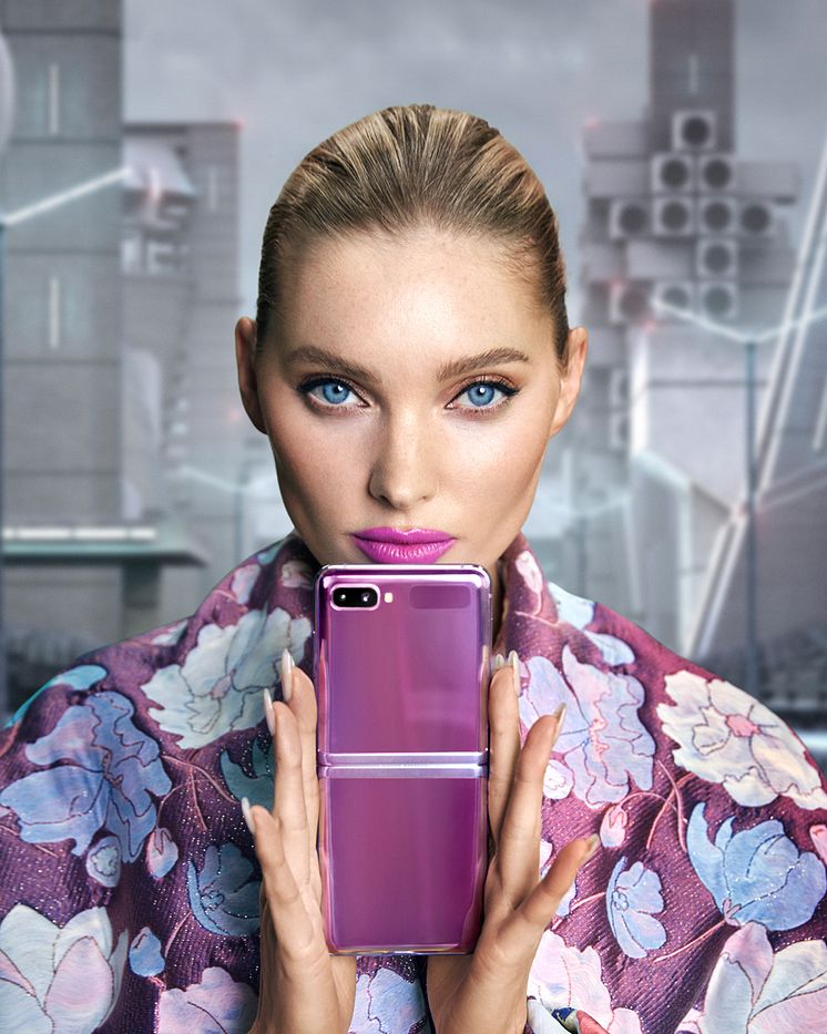 Flip it – Supermodellen Elsa Hosk ambassadör för Samsungs nya vikbara telefon_1