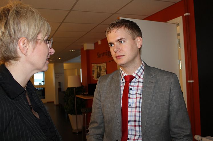 Miljöpartiets språkrör Gustav Fridolin i samtal med Caroline Lundström, inköps- och logistikchef på Polarbröd