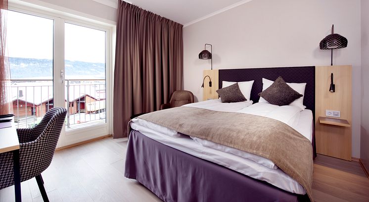 Hotel-standard-queen-room-view-clarion-collection-hotel-hammer