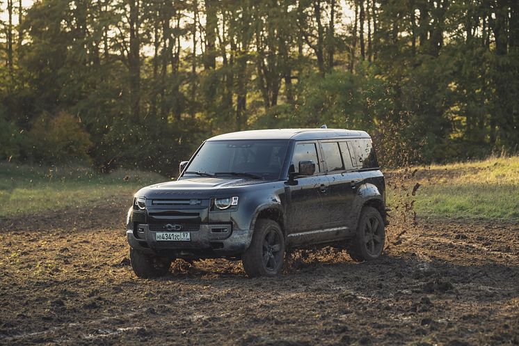 Behind the scenes image of the New Land Rover Defender featured in No Time To Die _02