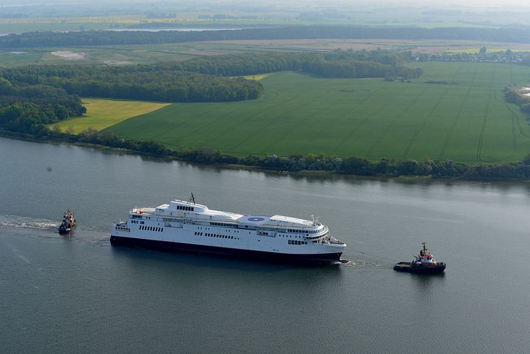 Det første GR-skib trækkes fra Stralsund_2