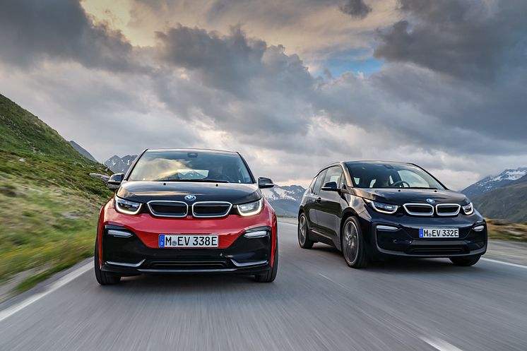 Den opdaterede BMW i3 (Imperial Blue) og den helt nye BMW i3s (Melbourne Red)