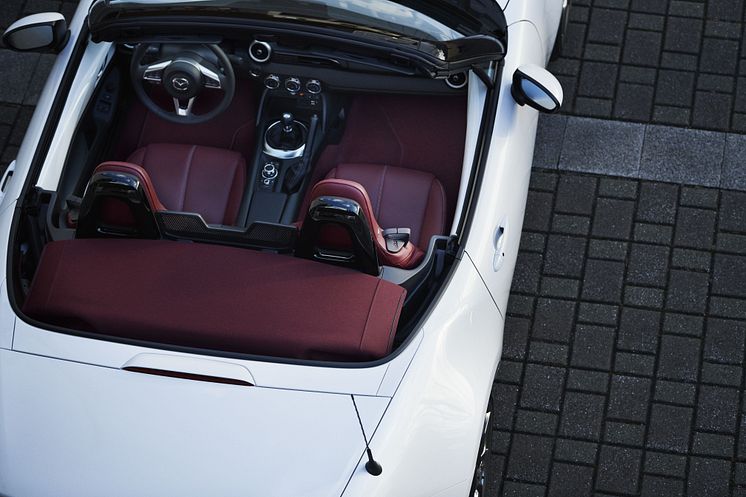 100thSV_BRD14_EU_LHD_MX-5_Interior.jpg