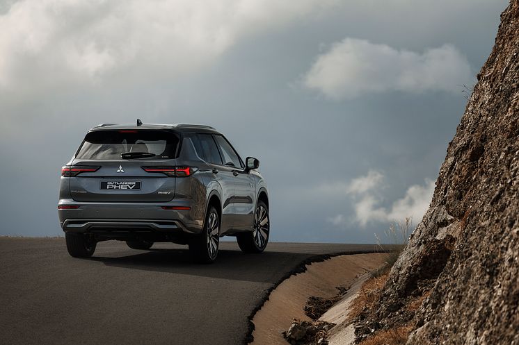 New Outlander PHEV_017L.jpg