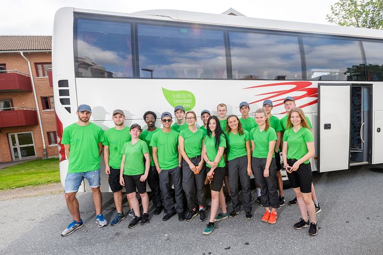 Hela gänget som åkte runt med Förbos sommarjobbsbuss