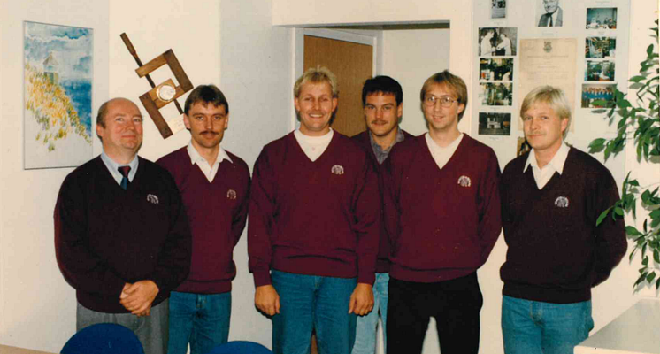 I de vinrøde trøjer ses Peter Kruuse (1. fra venstre) sammen med kollegaerne Henrik Bækgaard, Flemming Jensen og Jørgen Van Hoidoonk, som alle stadigvæk er i Carl Ras.