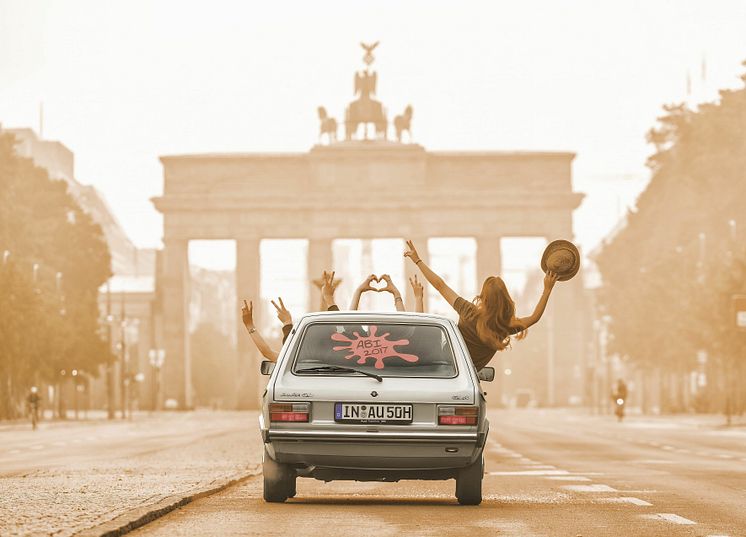 Audi 50 fra Audis historiske samling - foran Brandenburger Tor