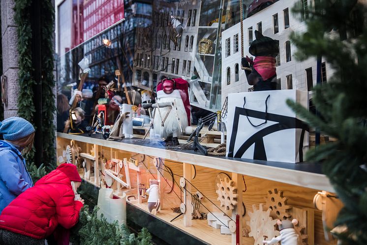 Årets skyltning visar det som händer när varuhuset förbereder inför jul.