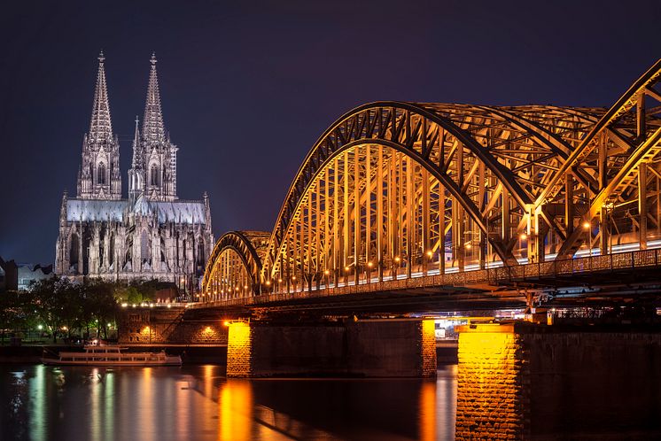 Köln_Dom_mit_Hohenzollern_Brücke_über_den_Rhein,_UNESCO_Welterbe,_Route_der_Rheinromantik_